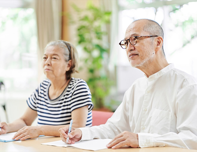 相談する老夫婦