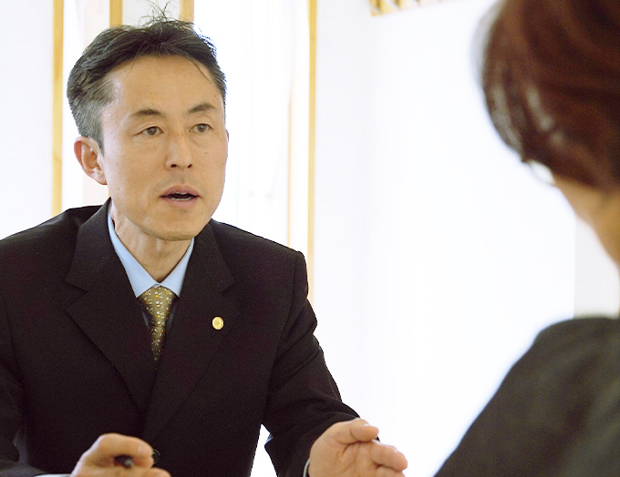 芝生の上に置かれた木の家